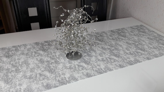 Tischläufer schimmernd silber-weiß
