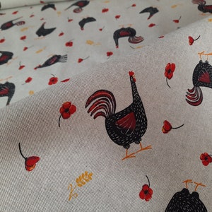 Peut inclure: Tissu blanc avec un motif répété de coqs noirs et de fleurs rouges. Les coqs sont stylisés et ont une crête et des plumes de queue rouges.