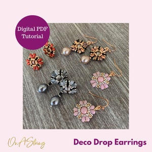 Può includere: Una collezione di orecchini pendenti Deco fatti a mano in vari colori e design. Gli orecchini presentano un'intricata lavorazione di perline, inclusi motivi floreali e geometrici, con accenti di perle e perline. L'immagine include il testo "Digital PDF Tutorial" e "On A String".
