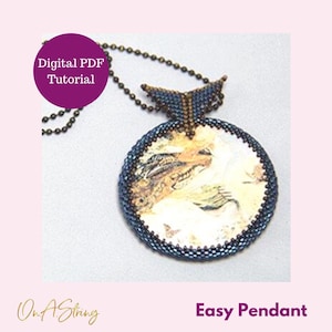 Puede incluir: Un collar con un colgante redondo de cuentas, con una imagen de un pez bordeada de azul y un dije de mariposa. El colgante está en una cadena dorada. El texto "Easy Pendant" está en la parte inferior de la imagen.