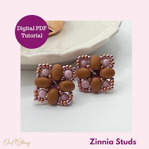 Puede incluir: Un par de pendientes de cuentas marrones y rosas en forma de flor. Los pendientes se llaman "Zinnia Studs" y están disponibles como tutorial digital en PDF.