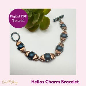 Könnte beinhalten: Ein Perlenarmband mit dunkelblauen Perlen und kupferfarbenen Akzenten. Das Armband ist gebogen und hat einen Knebelverschluss. Das Bild enthält auch eine Sukkulentenpflanze und den Text "Digital PDF Tutorial" und "Helios Charm Bracelet."