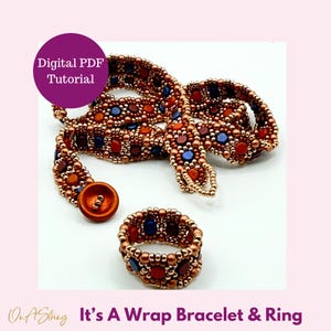 Könnte beinhalten: Ein Armband und ein Ring aus Perlen in Kupfer-, Gold-, Blau- und Rottönen. Das Armband ist im Wickelstil und der Ring ist ein schlichter Band. Das Bild enthält den Text "It's A Wrap Bracelet & Ring".