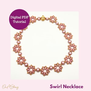 Może przedstawiać: Różowy naszyjnik z koralików o kwiatowym wzorze, ze złotymi akcentami i złotym zapięciem. Naszyjnik oznaczony jest jako "Swirl Necklace" i zawiera grafikę "Digital PDF Tutorial".