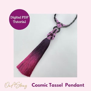 Può includere: Una collana con un ciondolo a forma di nappa sfumata viola e rosa con un design geometrico nero perlato. La collana è su un cordoncino nero. L'immagine include il testo "On A String Cosmic Tassel Pendant" e "Digital PDF Tutorial".