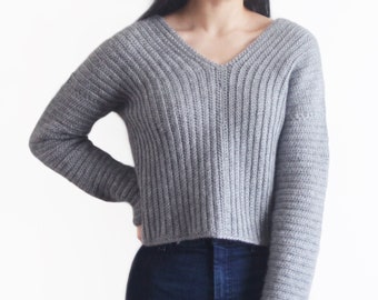 Maglione corto in maglia - Pullover a coste con scollo a V - Top da donna fatto a mano