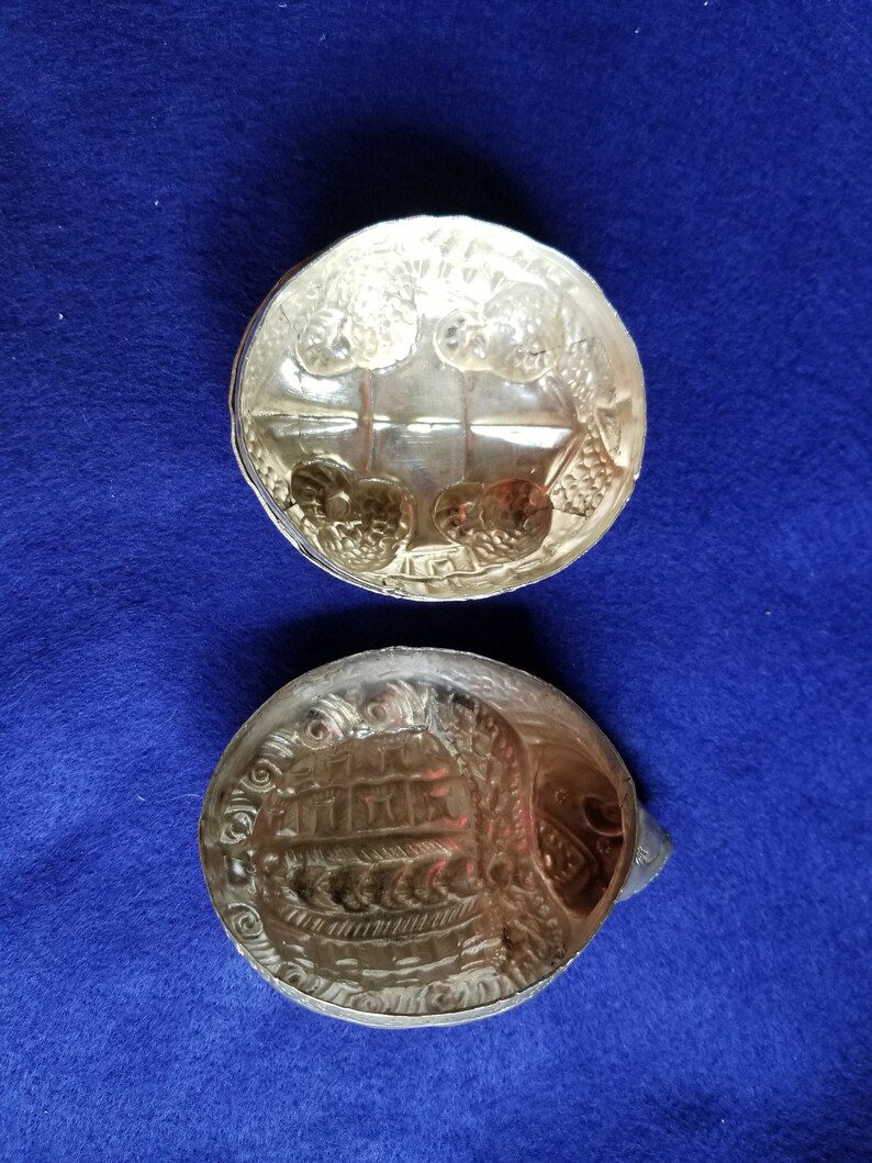 Vintage Silver color turtle trinket box.