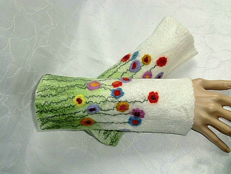 Felt warmer pulse warmer felt arm warmers with flowers motif merino wool wool sheep wool nunofelt handmade felted white green