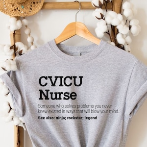 Koszulka z definicją - Bluza z kapturem pielęgniarki CVICU l Bluza z kapturem Cardiac ICU, z okrągłym dekoltem, męska i damska l Prezenty dla oddziału intensywnej terapii sercowo-naczyniowej