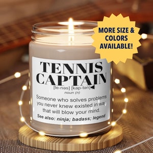 TENNIS CAPTAIN Geschenke l Lustiges Kerzengeschenk für Frauen und Männer l Wertschätzung, Geburtstag, Weihnachtsgeschenk l Handgegossene, Sojaduftkerze 9 oz.