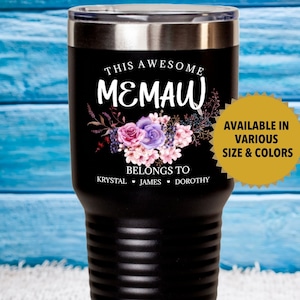 Könnte beinhalten: Schwarzer Edelstahlbecher mit Blumenmuster und dem Text "This Awesome Memaw Belongs To Krystal, James, Dorothy". Der Becher ist in verschiedenen Größen und Farben erhältlich.