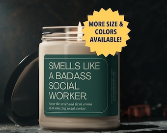 以下が含まれることがあります： グリーンのラベルが付いたベージュのキャンドル。ラベルには「Smells Like A Badass Social Worker. Savor the sweet and fresh aroma of an amazing social worker.」と書いてあります。ラベルには「More Size & Colors Available!」と書かれた黄色の星形のステッカーが付いています。