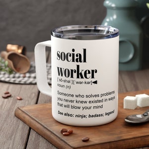 Könnte beinhalten: Weiße Keramiktasse mit einem schwarzen Design, auf dem "social worker" mit einer Definition und den Worten "ninja, badass, legend" steht.