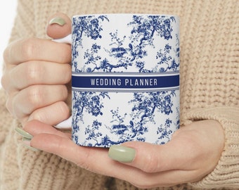 prezent dla planisty ślubnego z podziękowaniami od panny młodej, kubek Toile Coquette Design z imieniem inspirowanym stylem vintage, pomocnik koordynatora ślubnego, upominek dla gości