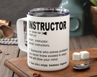 Divertida taza de viaje con nombre personalizado para INSTRUCTOR, ideal como regalo de cumpleaños, agradecimiento o taza de café con aislamiento.