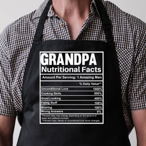 以下が含まれることがあります： 「Grandpa Nutritional Facts」と白文字で書かれた黒いエプロン。テーブルには、さまざまな特性とその日々のパーセンテージ値がリストされています。テーブルには、「無条件の愛」、「料理スキル」、「見た目」、「修理」、「いびき」、「間違った回答」などの特性が含まれています。