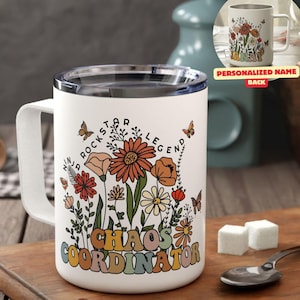 Taza de viaje con flores silvestres para mujer, regalo para el Día del Profesional Administrativo. Taza personalizada para Coordinador del Caos. Regalo de agradecimiento para el Asistente. Taza administrativa.
