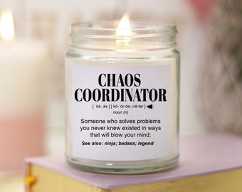 CHAOS COORDINATOR Geschenke l Lustiges Kerzengeschenk für Frauen und Männer l Wertschätzung, Geburtstag, Weihnachtsgeschenk l Handgegossene, Sojaduftkerze 9oz