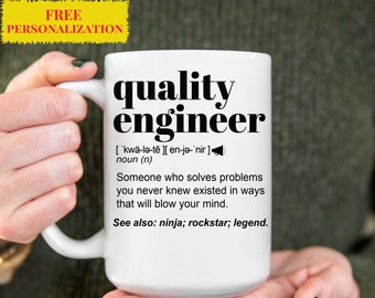 Divertida taza de regalo de ingeniero de calidad para hombres y mujeres. Para cumpleaños, agradecimiento, regalo de agradecimiento, una taza de café personalizada con nombre.
