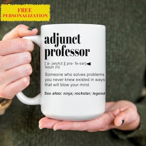 Puede incluir: Taza de café de cerámica blanca con un gráfico negro que dice "profesor adjunto" y define el término como "Alguien que resuelve problemas que nunca supiste que existían de maneras que te harán volar la mente." El gráfico también incluye la pronunciación fonética de la palabra y la frase "Ver también: ninja; rockstar; leyenda".