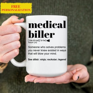 Op de afbeelding: Witte keramische mok met een zwart ontwerp met de tekst "medical biller" met een definitie en de woorden "ninja, rockstar, legend".
