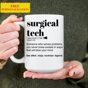 Könnte beinhalten: Weiße Keramik-Tasse mit dem schwarzen Schriftzug "surgical tech" und einer Definition. Die Tasse enthält auch den Text "See also: ninja; rockstar; legend." Ein gelbes Banner oben zeigt "FREE PERSONALIZATION."