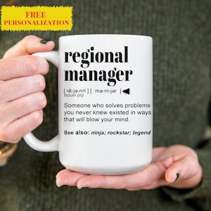 Puede incluir: Taza de cerámica blanca con un diseño negro que dice "regional manager" y define el término como "alguien que resuelve problemas que nunca supiste que existían de maneras que te harán volar la mente." La taza también dice "Ver también: ninja; rockstar; leyenda".