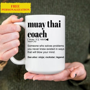 Taza de regalo divertida de entrenador de MUAY THAI para hombres y mujeres. Para cumpleaños, agradecimiento, regalo de agradecimiento, una taza de café con nombre personalizado