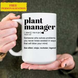 Puede incluir: Taza de cerámica blanca con un diseño negro que dice "plant manager" y define el término como "Alguien que resuelve problemas que nunca supiste que existían de maneras que te harán volar la mente." La taza también incluye el texto "Ver también: ninja; rockstar; leyenda".