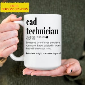 Könnte beinhalten: Weißer Keramikbecher mit dem schwarzen Schriftzug "cad technician" und einer Definition. Der Becher enthält auch den Text "See also: ninja; rockstar; legend". Ein gelbes Banner oben zeigt "FREE PERSONALIZATION".