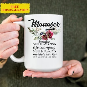 Puede incluir: Taza de café de cerámica blanca con un diseño floral negro y el texto "Manager because SUPER AMAZING life changing MULTI-TASKING miracle worker ISN'T AN OFFICIAL JOB TITLE".