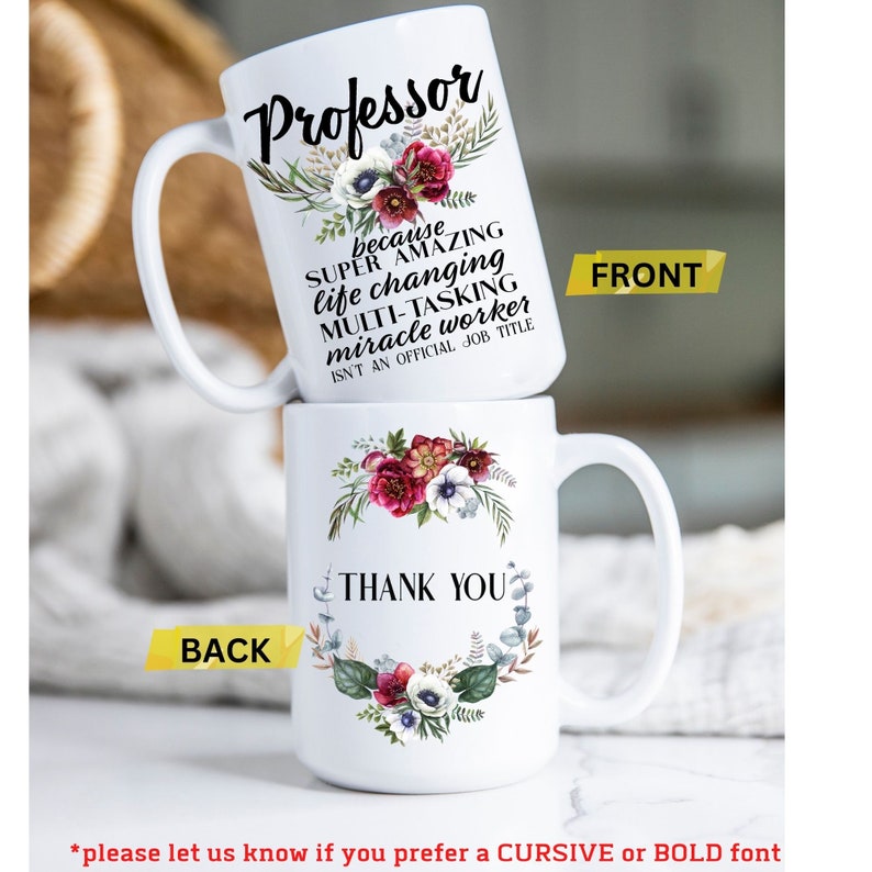 Op de afbeelding: Een witte keramische koffiemok met een bloemenontwerp en de tekst "Professor because SUPER AMAZING life changing MULTI-TASKING miracle worker ISN'T AN OFFICIAL JOB TITLE" aan de voorkant en "THANK YOU" aan de achterkant.