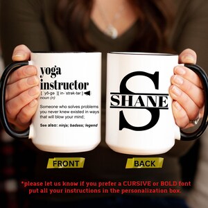 Pu&ograve; includere: Una tazza da caff&egrave; in ceramica bianca con un manico nero. La parte anteriore della tazza ha il testo "yoga instructor" con una definizione e il testo "See also: ninja; badass; legend". La parte posteriore della tazza ha una lettera "S" nera con il nome "SHANE" scritto al centro della lettera.