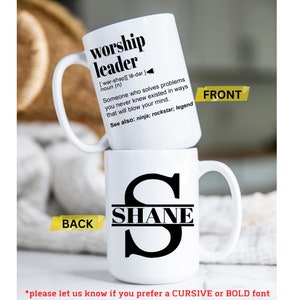 Puede incluir: Taza de cer&aacute;mica blanca con asa negra. La parte delantera de la taza tiene el texto "worship leader" con una definici&oacute;n. La parte trasera de la taza tiene una letra negra "S" con el nombre "SHANE" escrito en el medio.