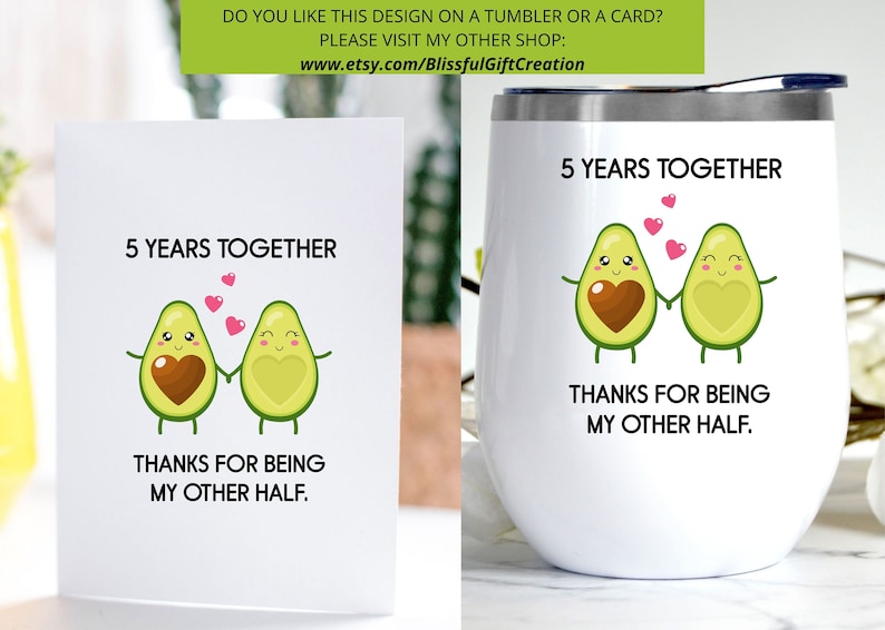 Puede incluir: Una tarjeta blanca y un vaso blanco con un dise&ntilde;o de dos aguacates de dibujos animados tomados de la mano. Los aguacates tienen corazones marrones en su interior y corazones rosas flotando sobre ellos. El texto en ambos art&iacute;culos dice "5 Years Together" y "Thanks for being my other half."