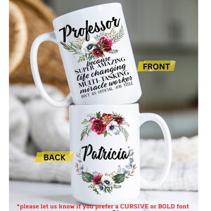 Op de afbeelding: Een witte keramische koffiemok met een bloemenontwerp en de tekst "Professor because SUPER AMAZING life changing MULTI-TASKING miracle worker ISN'T AN OFFICIAL JOB TITLE" aan de voorkant. De achterkant van de mok heeft de tekst "Patricia" met een bloemenontwerp.