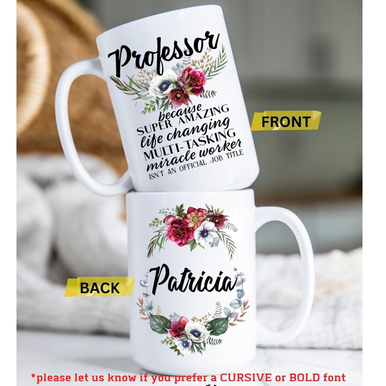 Op de afbeelding: Een witte keramische koffiemok met een bloemenontwerp en de tekst "Professor because SUPER AMAZING life changing MULTI-TASKING miracle worker ISN'T AN OFFICIAL JOB TITLE" aan de voorkant. De achterkant van de mok heeft de tekst "Patricia" met een bloemenontwerp.