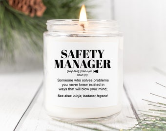 Prezenty SAFETY MANAGER l Zabawny prezent w postaci świecy dla kobiet i mężczyzn l Wdzięczność, urodziny, prezent świąteczny l Ręcznie wylewana, sojowa świeca zapachowa 9 uncji