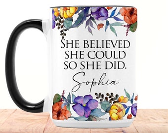 Caneca personalizada - Ela acreditou que podia, então fez - Caneca floral com citação inspiradora l Chefe de menina, formatura, novo emprego, presente de parabéns