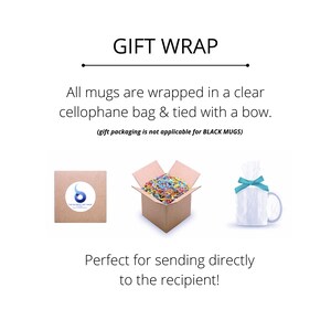 Puede incluir: Una caja marr&oacute;n con papel de seda de colores en su interior, una taza blanca envuelta en una bolsa de celof&aacute;n transparente con un lazo azul y una caja cuadrada marr&oacute;n con una pegatina que dice "The Blooming Gift Shop". El texto "GIFT WRAP" est&aacute; en la parte superior de la imagen. El texto "Todas las tazas est&aacute;n envueltas en una bolsa de celof&aacute;n transparente y atadas con un lazo. (el embalaje de regalo no es aplicable a las TAZAS NEGRAS)" est&aacute; debajo de la imagen de las cajas. El texto "&iexcl;Perfecto para enviar directamente al destinatario!" est&aacute; en la parte inferior de la imagen.
