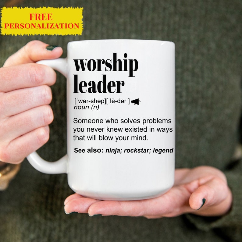 Puede incluir: Taza de caf&eacute; de cer&aacute;mica blanca con un gr&aacute;fico negro que dice "worship leader" y define la palabra como "alguien que resuelve problemas que nunca supiste que exist&iacute;an de maneras que te har&aacute;n volar la mente." El gr&aacute;fico tambi&eacute;n incluye la ortograf&iacute;a fon&eacute;tica de la palabra y las palabras "Ver tambi&eacute;n: ninja; rockstar; leyenda".