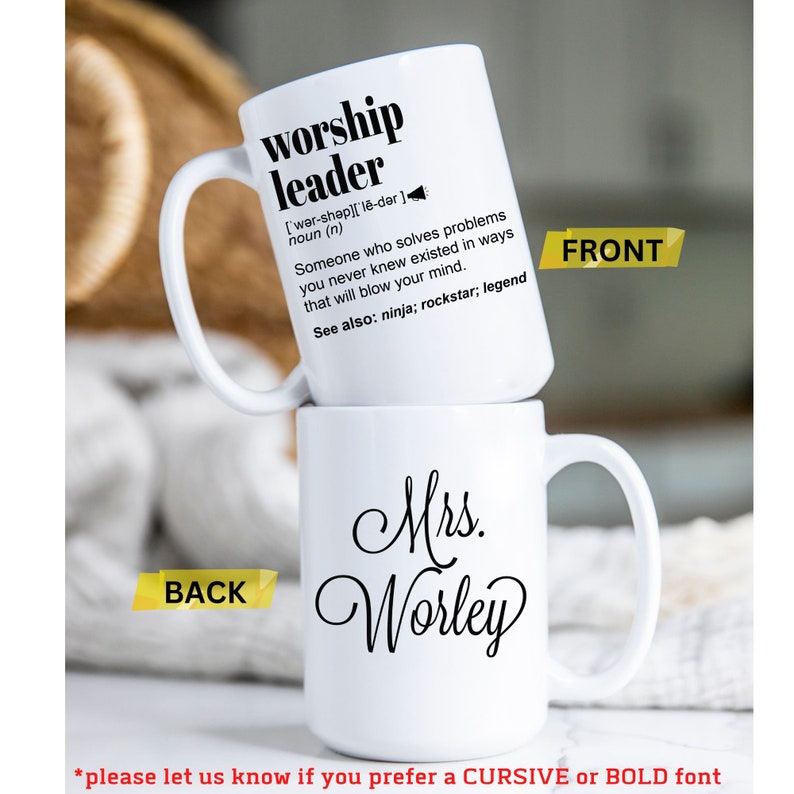 Puede incluir: Taza de cer&aacute;mica blanca con un dise&ntilde;o negro que dice "worship leader" y una definici&oacute;n de la palabra. La taza est&aacute; apilada sobre otra taza de cer&aacute;mica blanca con un dise&ntilde;o negro que dice "Mrs. Worley" en cursiva.