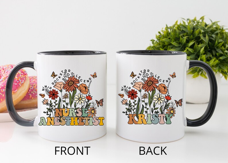 Puede incluir: Taza de caf&eacute; de cer&aacute;mica blanca con borde y asa negros. La parte delantera de la taza presenta un dise&ntilde;o floral con el texto "Nurse Anesthetist" en letras de colores. La parte trasera de la taza presenta el mismo dise&ntilde;o floral con el nombre "Kristy" en letras de colores.