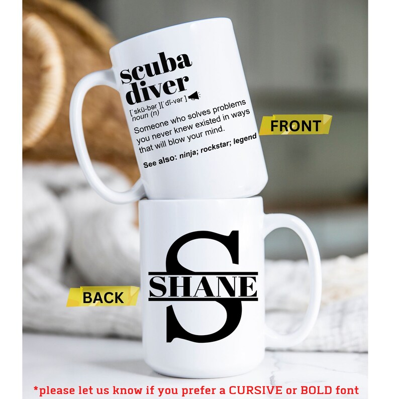Puede incluir: Taza de cer&aacute;mica blanca con un dise&ntilde;o negro. La parte delantera de la taza tiene la palabra "scuba diver" definida como "alguien que resuelve problemas que nunca supiste que exist&iacute;an y que te dejar&aacute;n boquiabierto". La parte trasera de la taza tiene una gran letra "S" negra con el nombre "Shane" escrito en el medio de la letra.