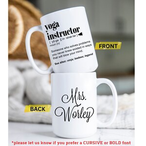 Pu&ograve; includere: Tazza da caff&egrave; in ceramica bianca con un design nero. La parte anteriore della tazza recita "yoga instructor" con una definizione e la parte posteriore della tazza recita "Mrs. Worley" in corsivo.