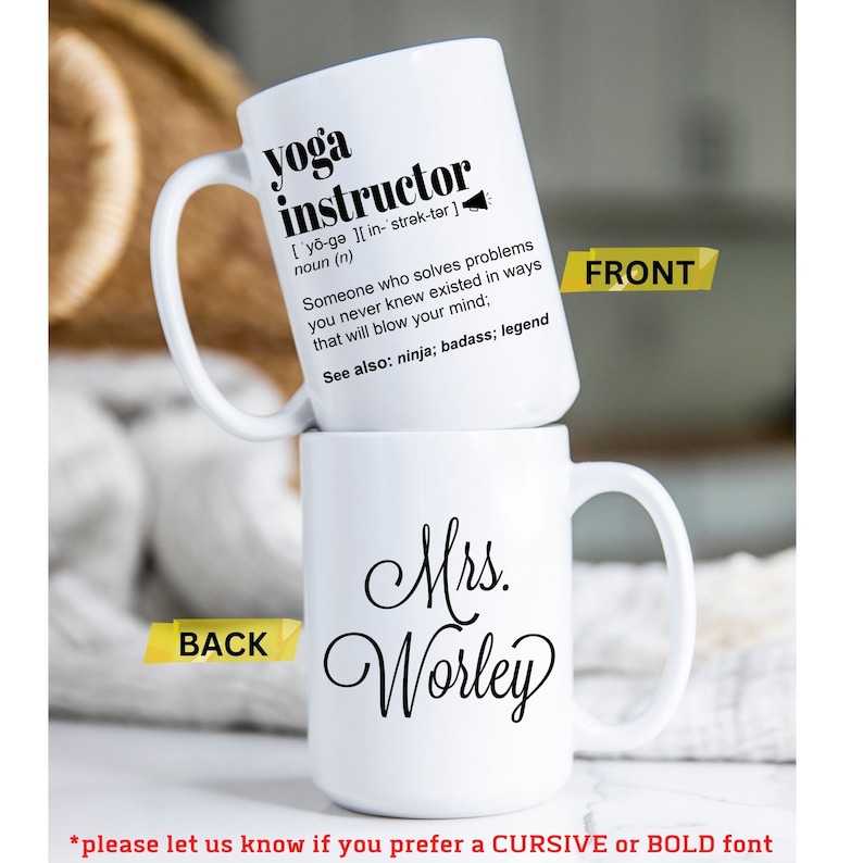 Pu&ograve; includere: Tazza da caff&egrave; in ceramica bianca con un design nero. La parte anteriore della tazza recita "yoga instructor" con una definizione e la parte posteriore della tazza recita "Mrs. Worley" in corsivo.