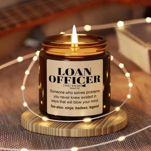 OFICIAL DE PRÉSTAMOS Regalos l Regalo divertido de vela para mujeres y hombres l Agradecimiento, cumpleaños, regalo de Navidad l Vela perfumada de soja vertida a mano 9 oz.