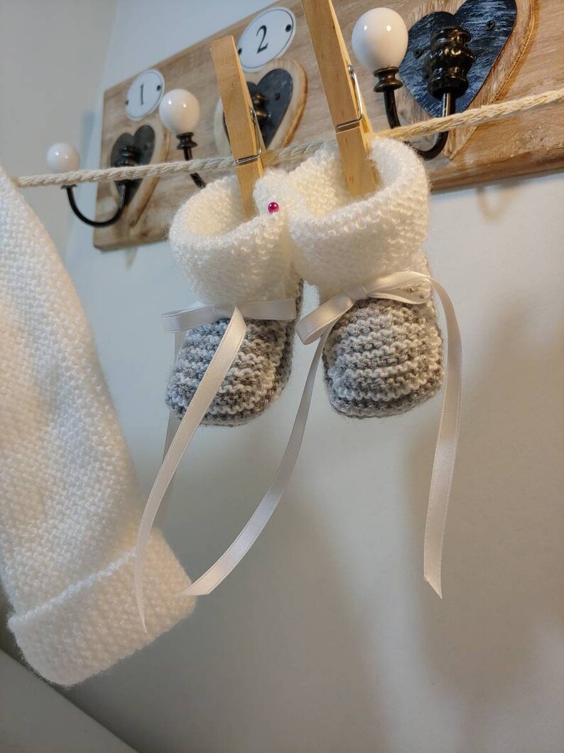 Brassiére et chaussons, ensemble naissance tricotés main pour bébé, gris blanc, baby booties hand made, cadeau de naissance made in france Chaussons