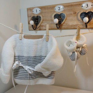 Brassiére et chaussons, ensemble naissance tricotés main pour bébé, gris blanc, baby booties hand made, cadeau de naissance made in france Ensemble