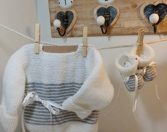 Brassiére et chaussons, ensemble naissance tricotés main pour bébé, gris blanc, baby booties hand made, cadeau de naissance made in france